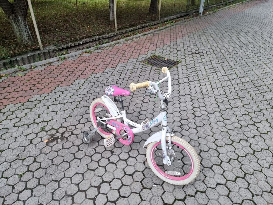 Велосипед дитячий, дівчачий, білий.