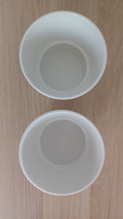 Dois vasos brancos ikea