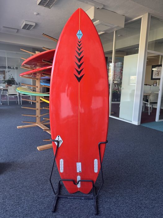 Promoção Shortboard 5’7” nova O’sus, tri fins