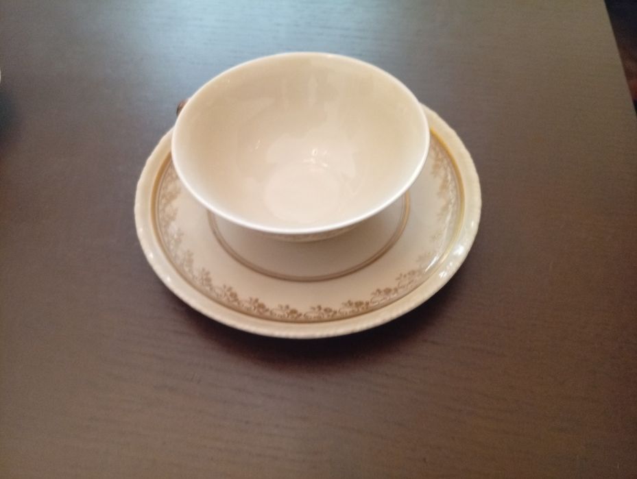 Serviço Vista Alegre completo anos 1950 – porcelana com ouro em relevo