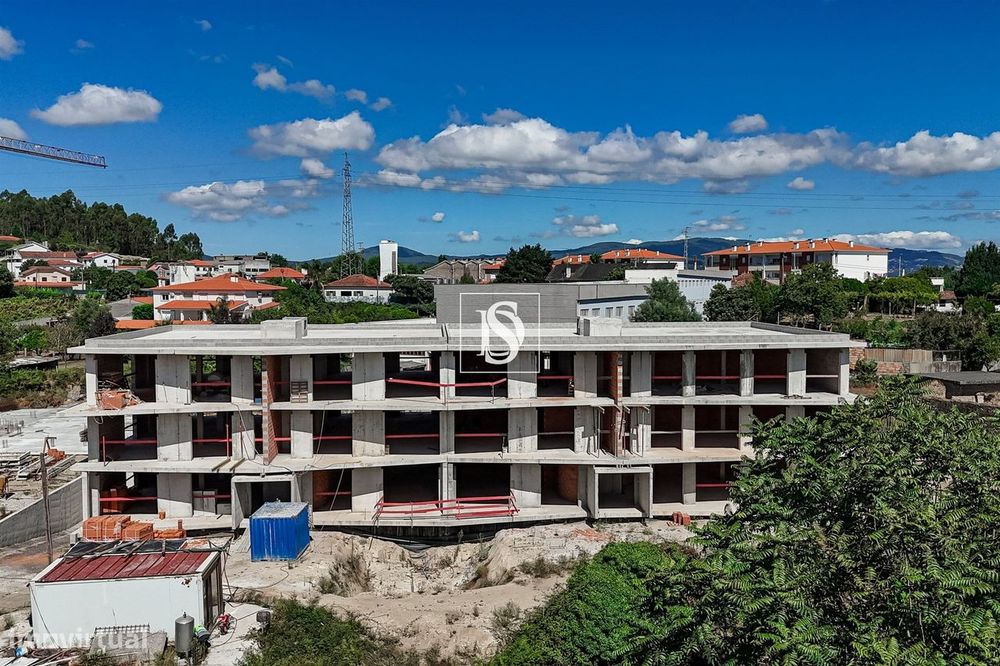 Apartamento T2 em fase de construção c/ 2 frentes e garagem fechada, e