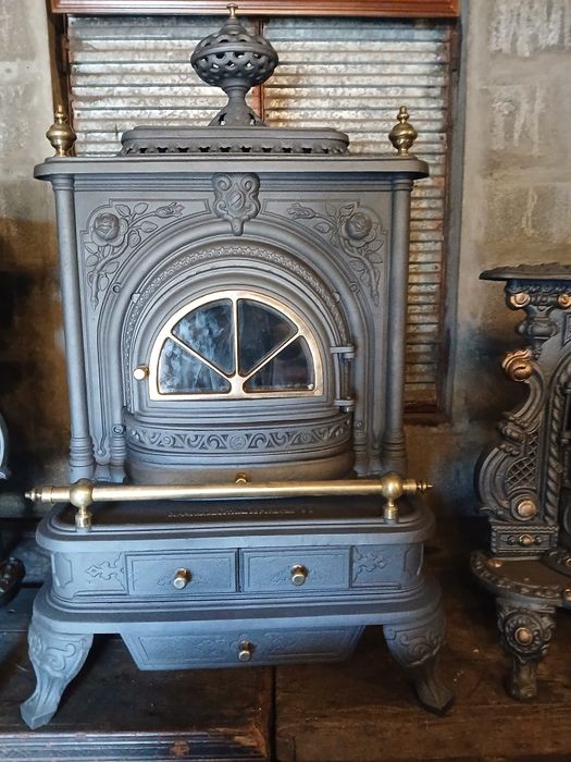 Selling an antique cast-iron stove, fully ornate; dimensions: 65 cm, 77 cm, 115 cm