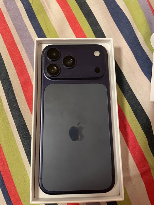 iPhone 17pro Max blue