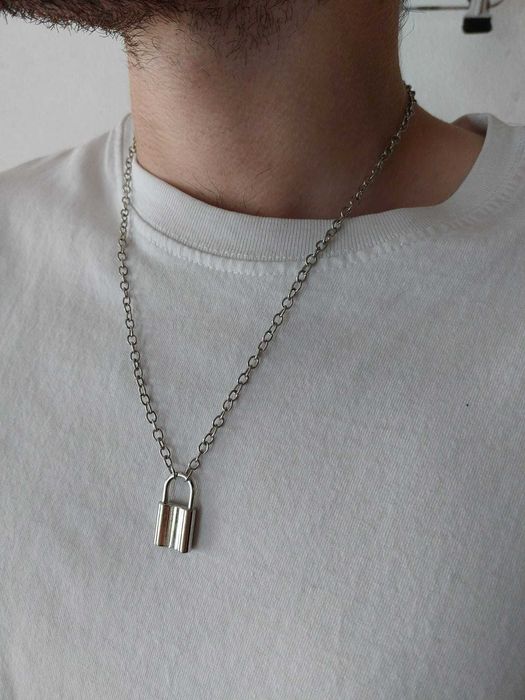 Colar com cadeado