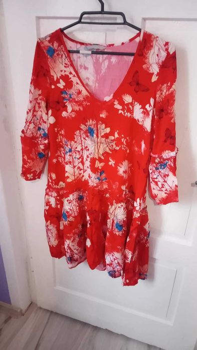 Sukienka czerwień kwiaty