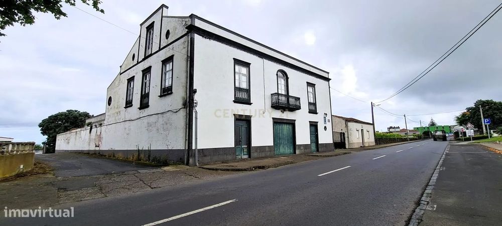 Casa Senhorial Elegante com Segunda Moradia e Detalhes Arquitetónicos