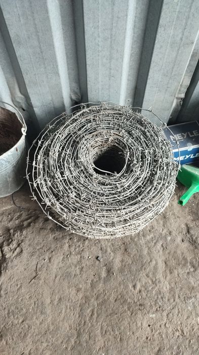 Колючій дріт на паркан