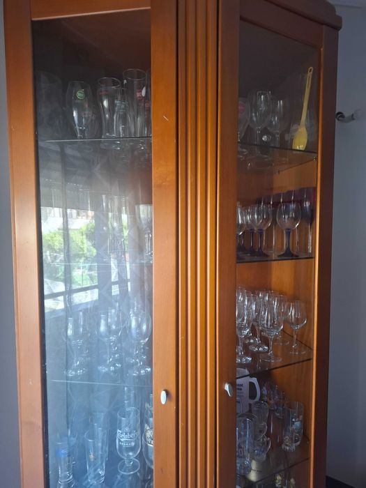 Vendo vitrina em cerejeira