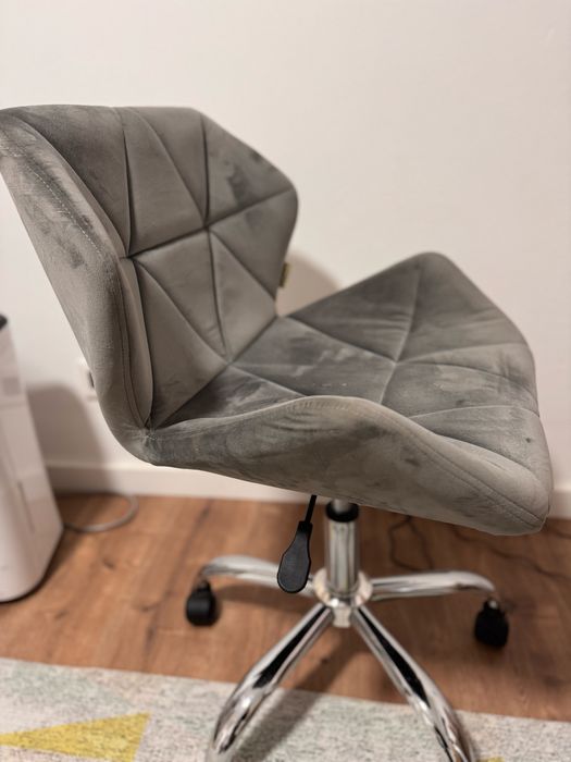Cadeira de veludo cinzenta como NOVA