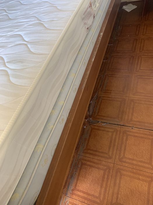 Cama de solteiro com mesa de cabeceira antiga vintage