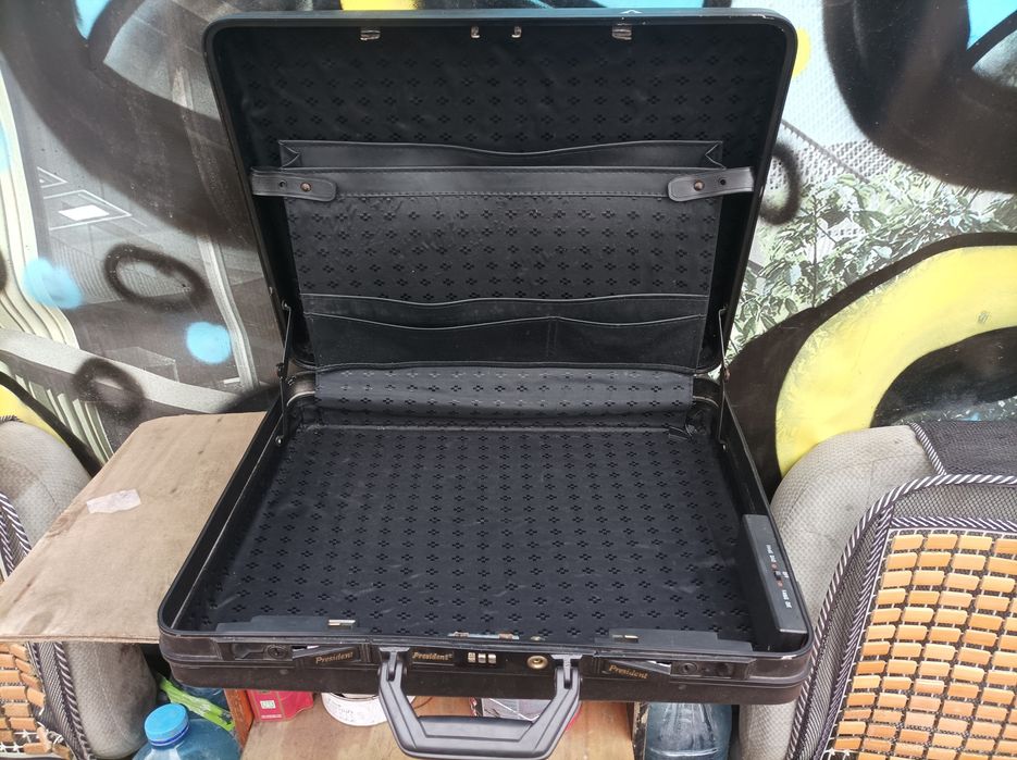 Чемодан кодовый с замком