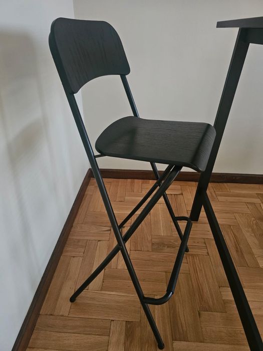 Sofa, mesa alta e duas cadeiras