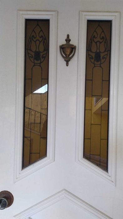 Porta exterior de alumínio  com vidro opaco