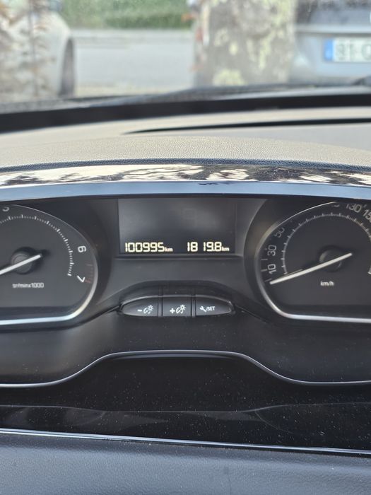 PEUGEOT 208 (2015) vTi