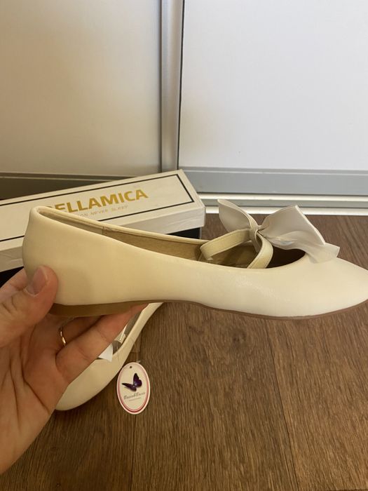 Нові туфлі для дівчинки