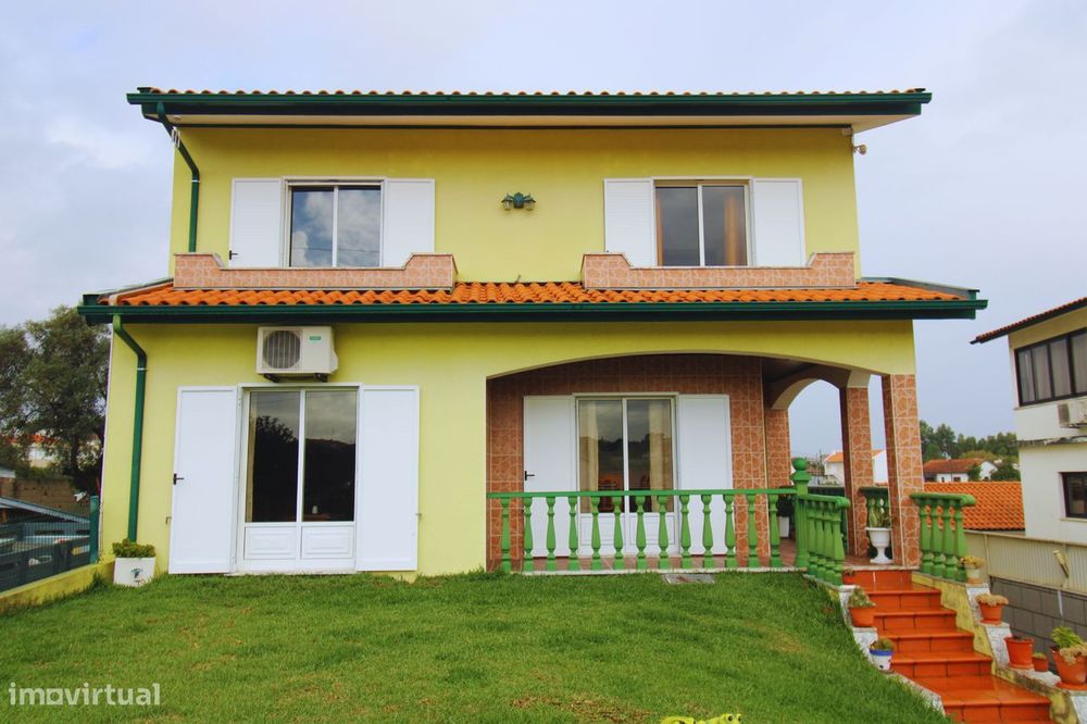 Moradia T4 com jardim e terreno em Oliveira do Bairro