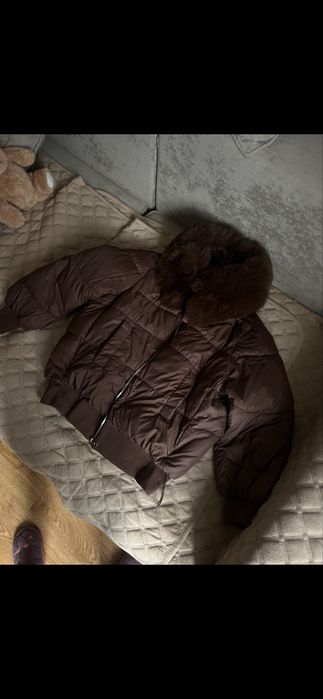 Пуховик коричневого кольору S-M