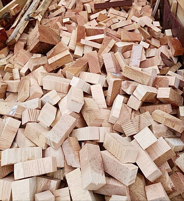Сухие кубики, обрезки, горбыль, опилки.