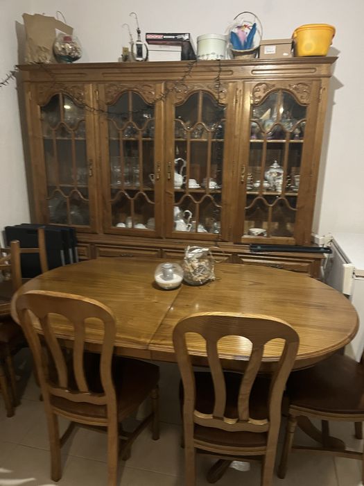 Mesa de sala e louceiro