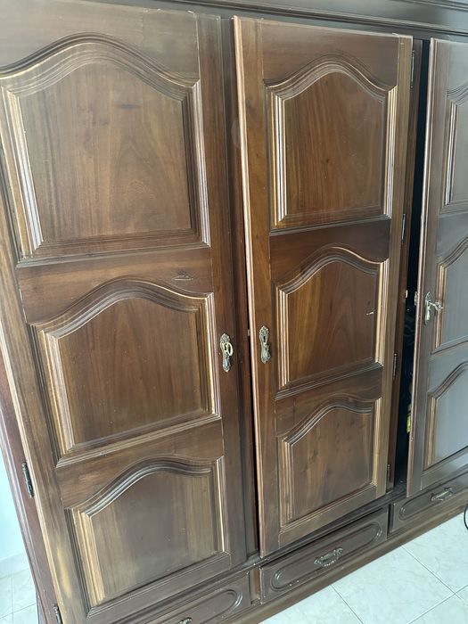 Roupeiro antigo usado