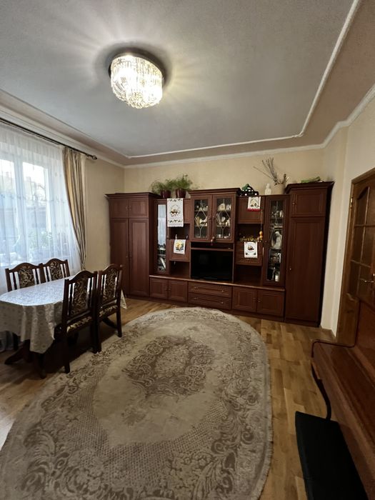 Продаж будинку квартирного типу з ремонтом, ділянкою та гаражем вул. Шкільна, Зимна Вода