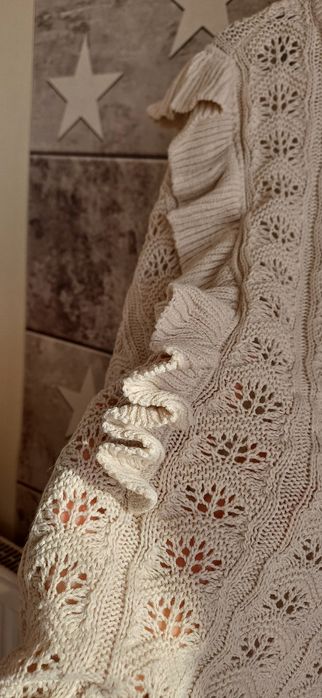 Beżowy ażurowy sweterek sweter Varlesca nude falbany falbanki