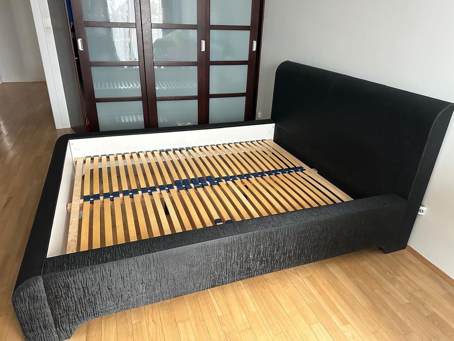 Solidne czarne łóżko