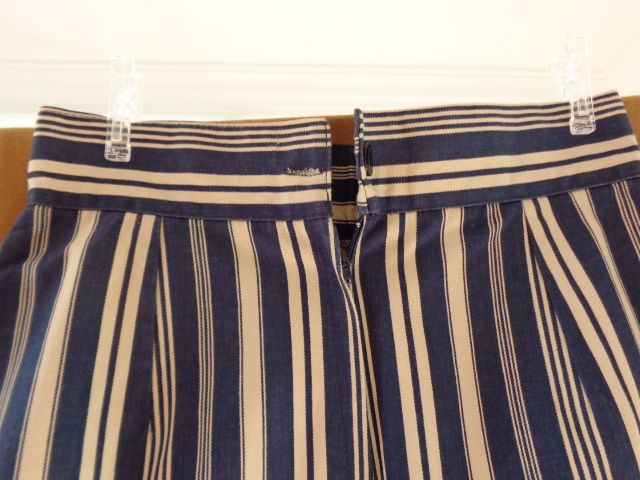 Saia travada, cor azul e creme