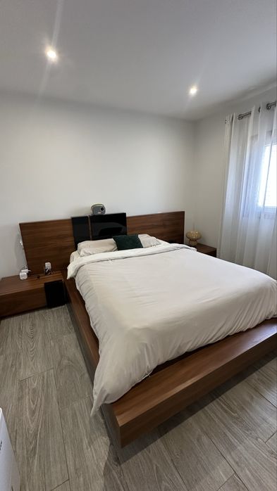 Cama Planeada por Medida com Mesas de Cabeceira Integradas | Como Nova (sem colchão)
