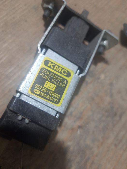 Штовхач толкатель відкривання лючка бензобака Кіа Каренс 95720-1000