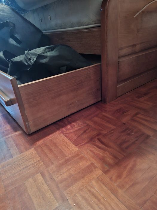 Cama de solteiro em pinho (mel)