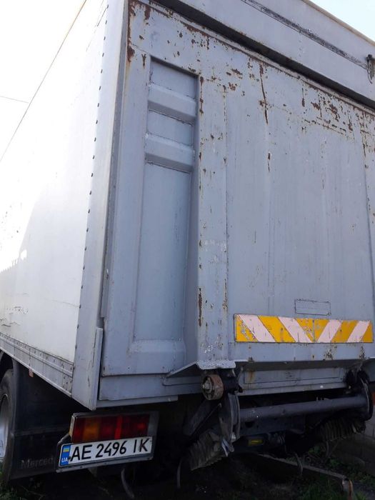 вантажні автомобілі