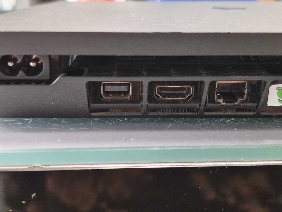 Playstation 4 Slim 1TB/ 2 pady/ 5 gier/ okablowanie/ Grade A-/PS4 Slim