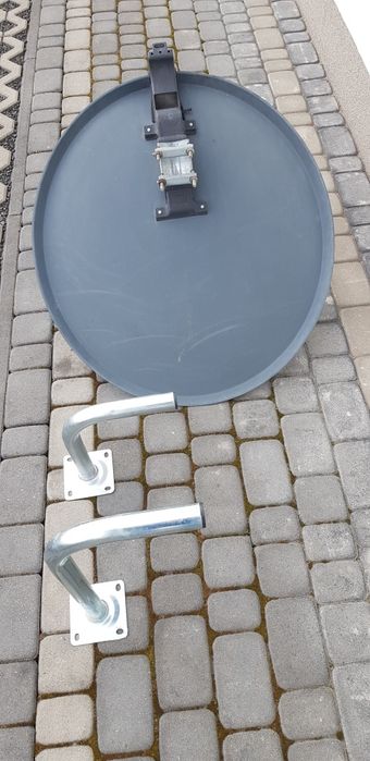 Antena satelitarna z uchwytem.