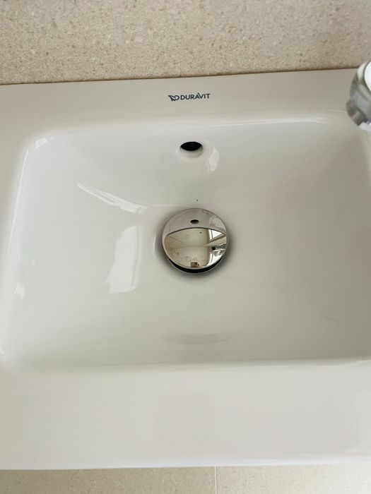 Pia de porcelana e madeira marca “Duravit”