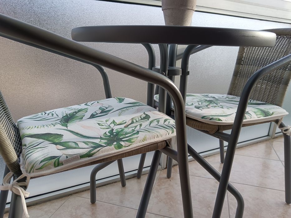 Conjunto de mesa e cadeiras