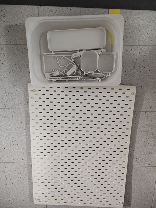 Painel branco perfurado IKEA SKADIS c/vários acessorios