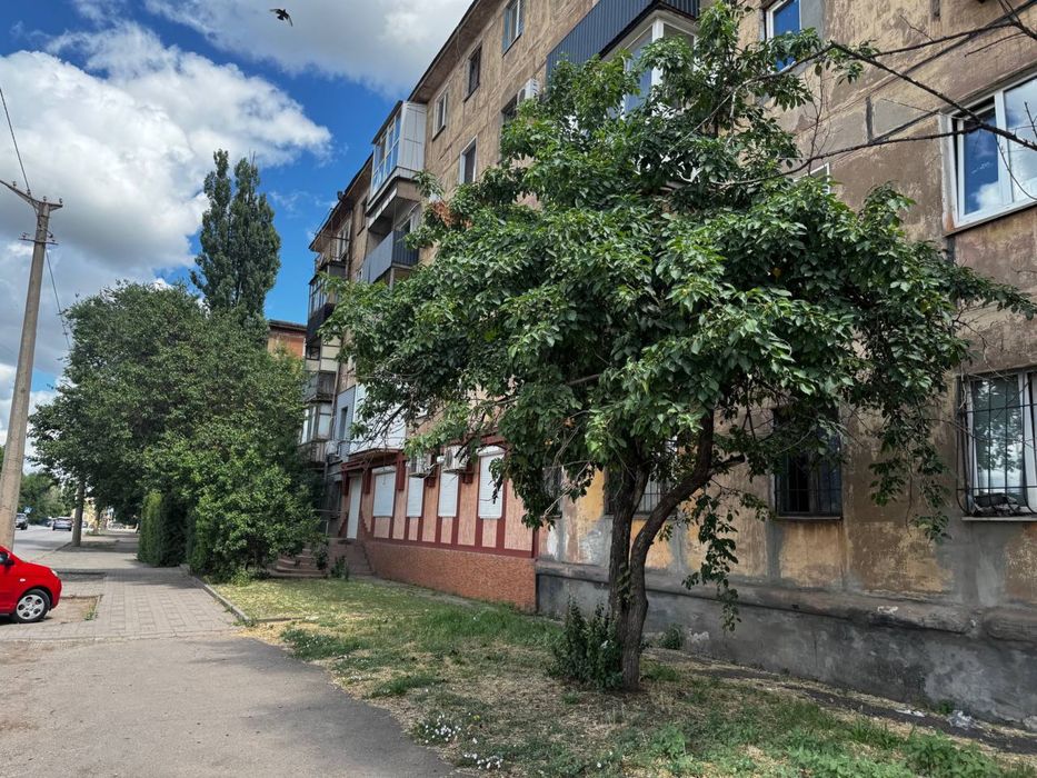 Площа Артема продаж 2 кімнатної квартири на першомуповерсі напроти парку, не кутова . Вигідно буде здавати в оренду і зручний район для життя
