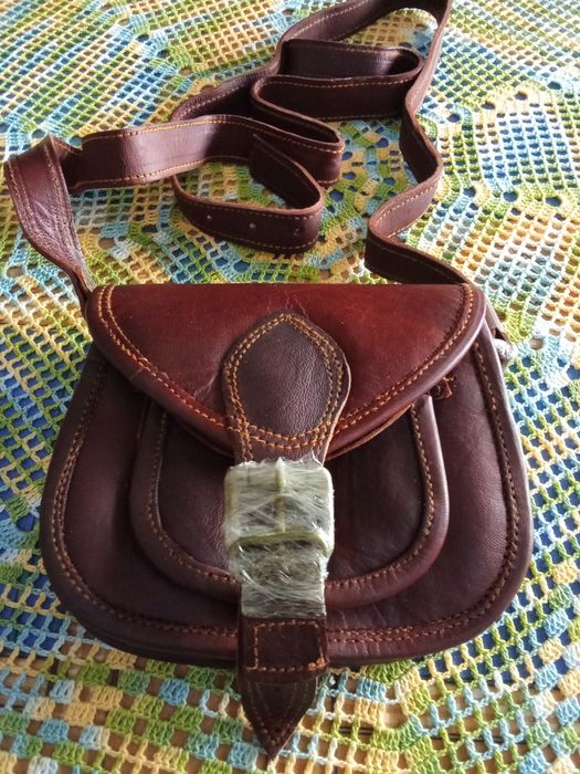 Vende se bolsas mediaval em pele.