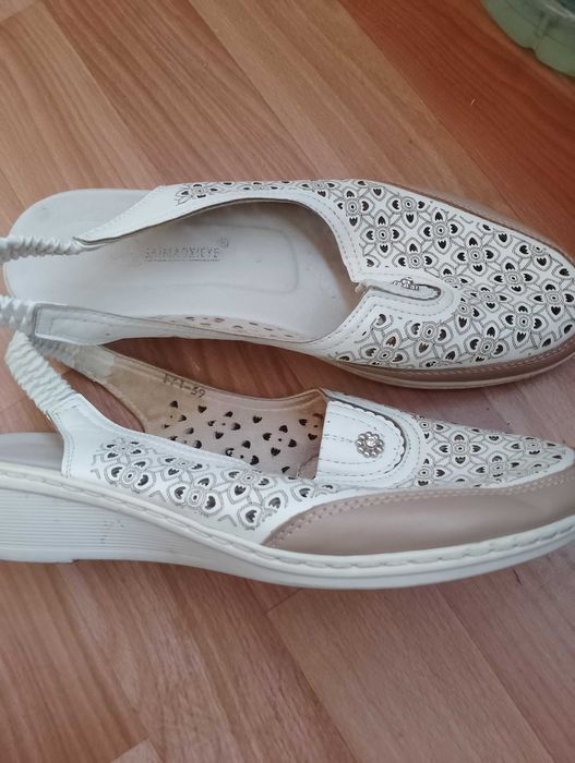 Босоніжки жіночі