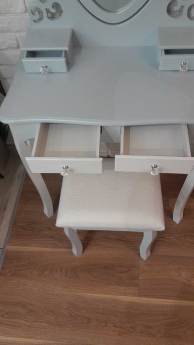 Toaletka kosmetyczna szaro-biała.