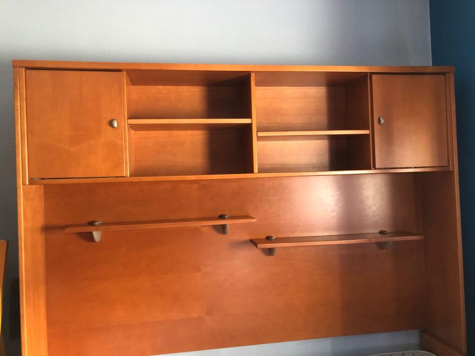 Cama com estante em cerejeira