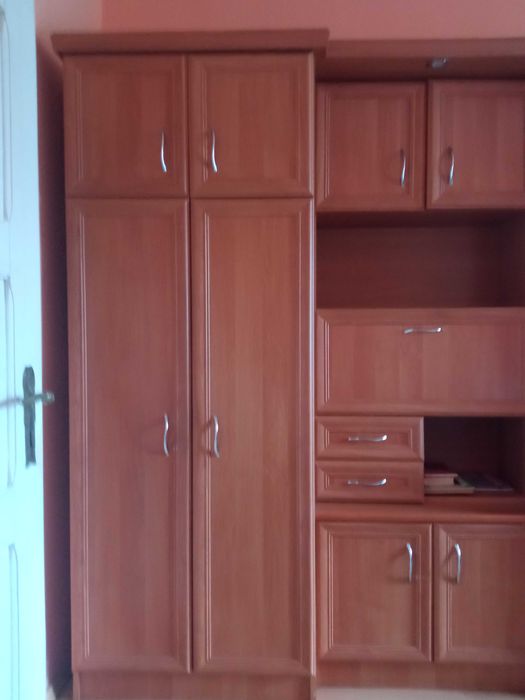 Duża meblościanka z pojemnymi szafami, witrynami i barkiem w kolorze Olchy