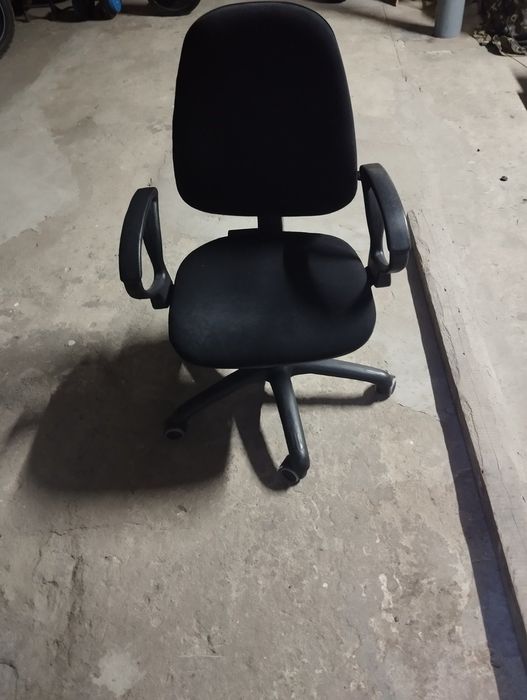 Крісло офісне в хорошому стані
