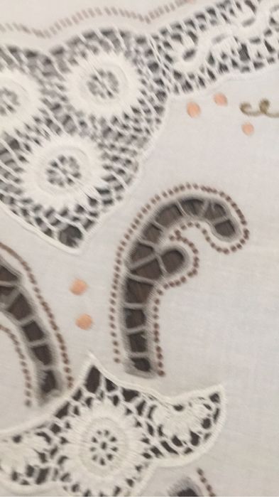 Linda toalha bordada redonda