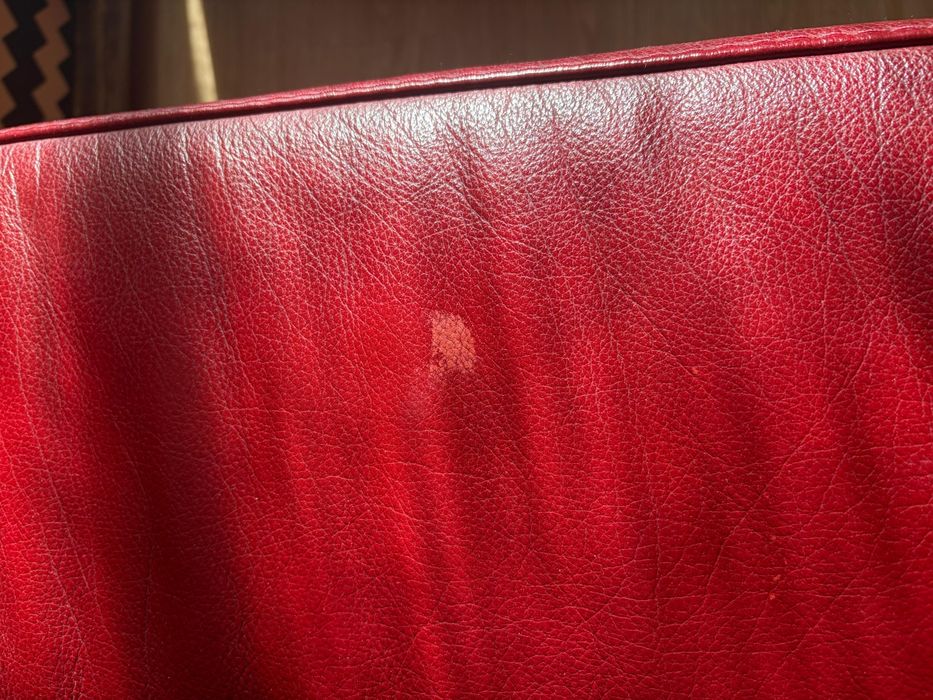 Sofa em pele vermelho