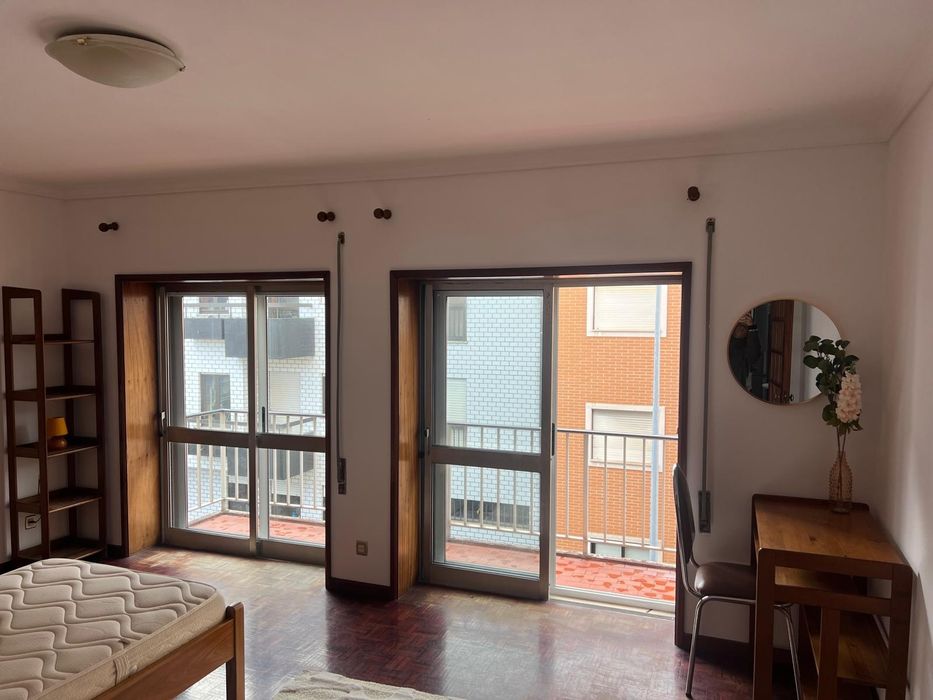 Alugo Quarto en:  São Martinho 47A, em ambiente limpo, e tranquilo para pessoa com trabalho estável, ou estudante universitário.