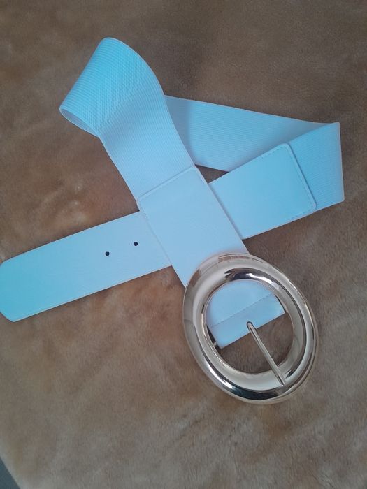 Cinto branco elastico com fivela dourada