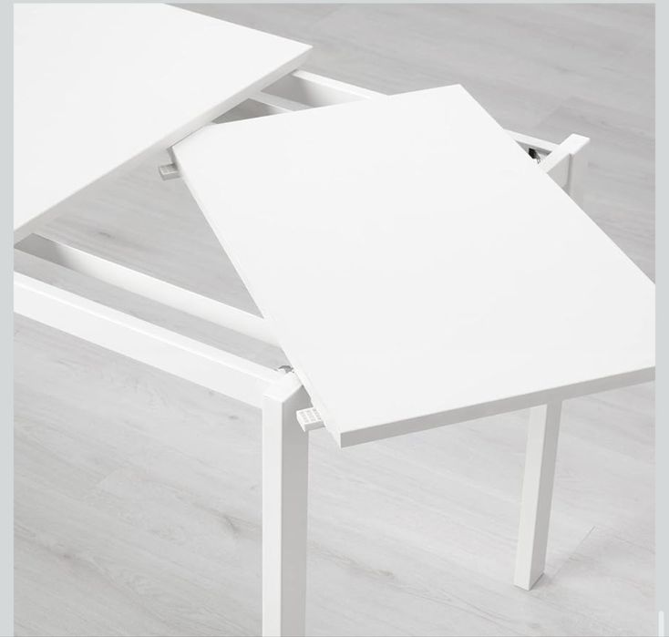 Mesa extensivel feita de madeira e metal