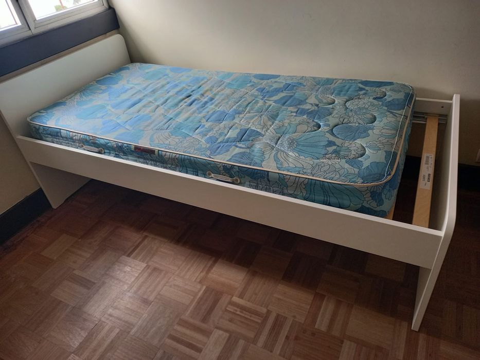 Cama branca de solteiro